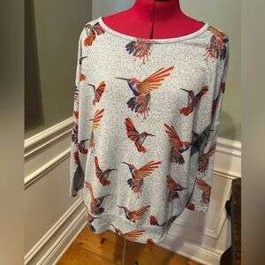 Gray Hummingbird Print Sweater by Papillon